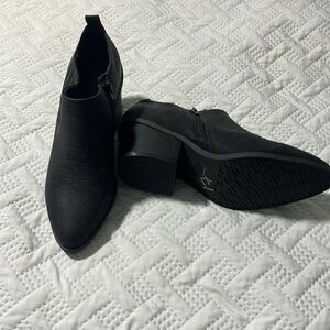 Size 9 ankle boots like new, never worn